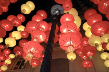 10 Şubat 2025 Bir dizi canlı kırmızı ve sarı fener çok güzel