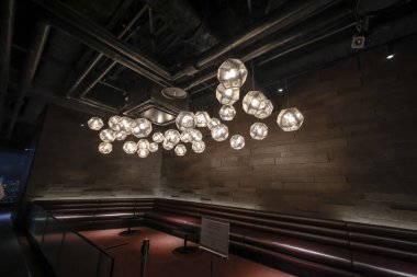 4 Aralık 2024 aydınlatma geometrik aydınlatma armatürleri, minimum oturma alanı ve sıcak ortam