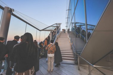 4 Aralık 2024 bir gökdelenin tepesindeki gösterişli bir gözlem platformundan çarpıcı bir gece manzarasına hayran.