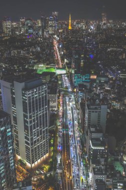 4 Aralık 2024 alacakaranlıktaki hareketli metropol alanının çarpıcı hava görüntüsü,