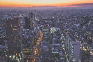 4 Aralık 2024 Tokyo gece manzarası aydınlatılmış gökdelenler, şehir sokakları