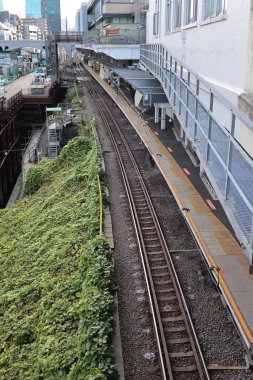 8 Aralık 2024 Bir kentsel tren istasyonu yenileniyor,