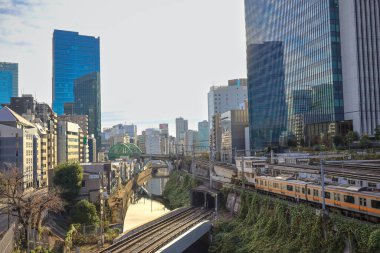 8 Aralık 2024 Modern gökdelenlerin ve inşaatın yer aldığı canlı şehir manzarası