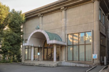 7 Aralık 2024 Kemerli cam çatılı beton binanın görüntüsü