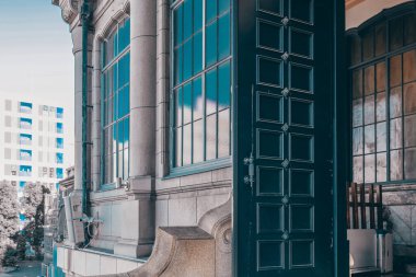 7 Aralık 2024 Klasik iç mekan merdiven, büyük bir vitray.,