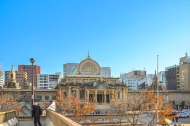 7 Aralık 2024 dekoratif tapınak cephesinde ayrıntılı sütunlar ve kemerler