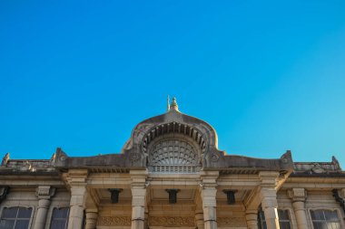 7 Aralık 2024 dekoratif tapınak cephesinde ayrıntılı sütunlar ve kemerler