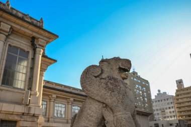 7 Aralık 2024 Geleneksel taş heykelin detaylı bir görüntüsü