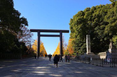 7 Aralık 2024 Japon torii kapısı Sonbaharda canlı sarı ve yeşil ağaçlarla çevrili