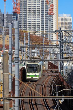 6 Aralık 2024, modern şehirlerle çevrili hareketli bir bölgede raylar üzerinde seyahat ediyor.