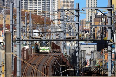 6 Aralık 2024, modern şehirlerle çevrili hareketli bir bölgede raylar üzerinde seyahat ediyor.
