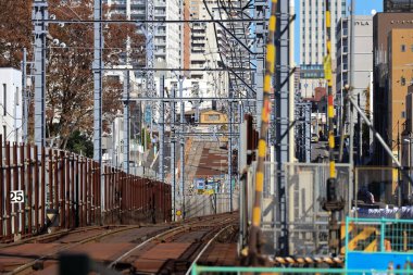 6 Aralık 2024 demiryolu rayları kentsel bir ortamda, binalarla çevrili.