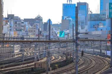 Görüntü, 7 Aralık 2024 'te karmaşık tren raylarını gösteriyor.