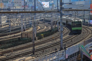 7 Aralık 2024 Banliyö treni kesişen hatları olan yoğun bir demiryolu hattında yer almaktadır.