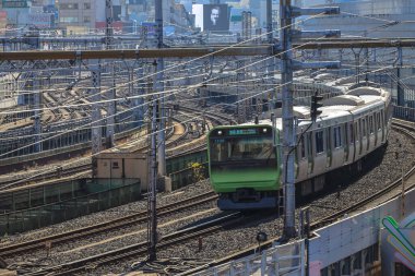 7 Aralık 2024 Banliyö treni kesişen hatları olan yoğun bir demiryolu hattında yer almaktadır.