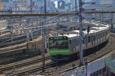 7 Aralık 2024 Banliyö treni kesişen hatları olan yoğun bir demiryolu hattında yer almaktadır.