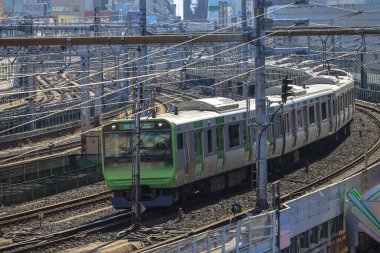 7 Aralık 2024 Banliyö treni kesişen hatları olan yoğun bir demiryolu hattında yer almaktadır.
