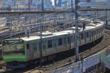 7 Aralık 2024 Banliyö treni kesişen hatları olan yoğun bir demiryolu hattında yer almaktadır.