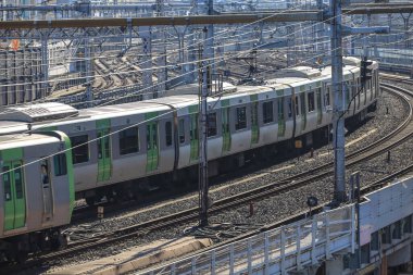 7 Aralık 2024 Banliyö treni kesişen hatları olan yoğun bir demiryolu hattında yer almaktadır.