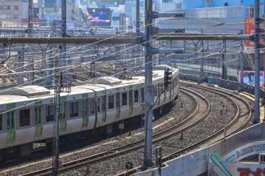 7 Aralık 2024 Banliyö treni kesişen hatları olan yoğun bir demiryolu hattında yer almaktadır.
