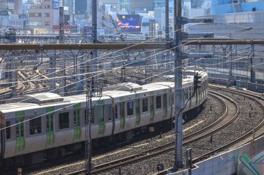 7 Aralık 2024 Banliyö treni kesişen hatları olan yoğun bir demiryolu hattında yer almaktadır.