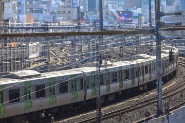 7 Aralık 2024 Banliyö treni kesişen hatları olan yoğun bir demiryolu hattında yer almaktadır.