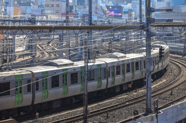 7 Aralık 2024 Banliyö treni kesişen hatları olan yoğun bir demiryolu hattında yer almaktadır.