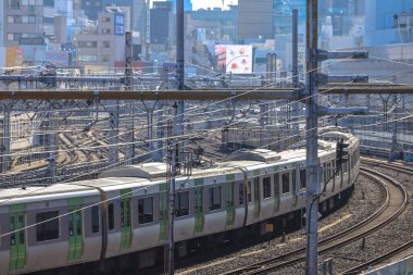 7 Aralık 2024 Banliyö treni kesişen hatları olan yoğun bir demiryolu hattında yer almaktadır.