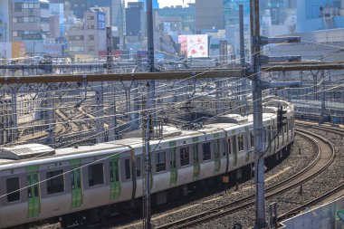 7 Aralık 2024 Banliyö treni kesişen hatları olan yoğun bir demiryolu hattında yer almaktadır.