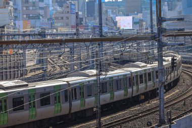 7 Aralık 2024 Banliyö treni kesişen hatları olan yoğun bir demiryolu hattında yer almaktadır.
