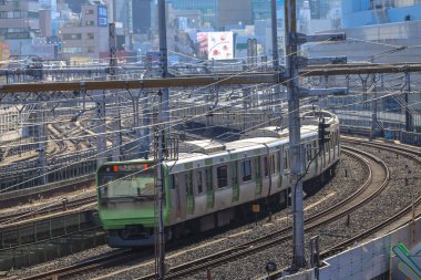 7 Aralık 2024 Banliyö treni kesişen hatları olan yoğun bir demiryolu hattında yer almaktadır.