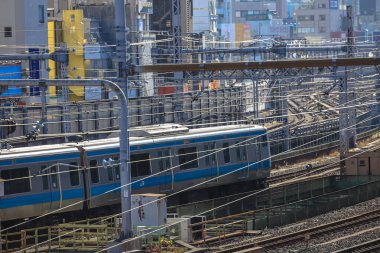 7 Aralık 2024 Banliyö treni kesişen hatları olan yoğun bir demiryolu hattında yer almaktadır.
