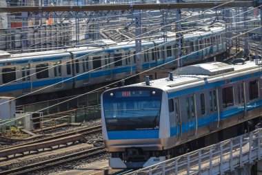 7 Aralık 2024 Banliyö treni kesişen hatları olan yoğun bir demiryolu hattında yer almaktadır.