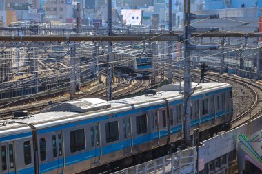 7 Aralık 2024 Banliyö treni kesişen hatları olan yoğun bir demiryolu hattında yer almaktadır.