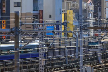 7 Aralık 2024 Banliyö treni kesişen hatları olan yoğun bir demiryolu hattında yer almaktadır.