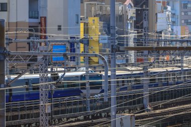 7 Aralık 2024 Banliyö treni kesişen hatları olan yoğun bir demiryolu hattında yer almaktadır.