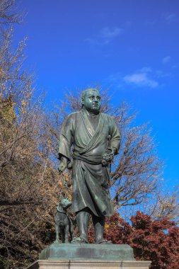 Bir samurayın tasmasını taşıyan görkemli bronz heykel 7 Aralık 2024