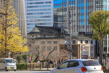 Şehir manzarası, canlı sonbahar yaprakları arasında eşsiz mimari karşıtlıkları gösteriyor. 7 Aralık 2024