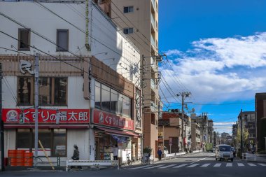 8 Aralık 2024 Olay yeri elektrik hatları ve hareketli bir şehrin tipik manzarasını içeriyor.