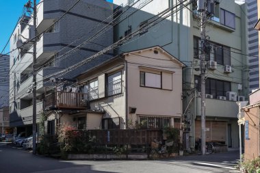 8 Aralık 2024 Olay yeri elektrik hatları ve hareketli bir şehrin tipik manzarasını içeriyor.