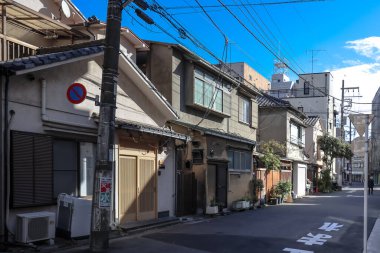 8 Aralık 2024 Olay yeri elektrik hatları ve hareketli bir şehrin tipik manzarasını içeriyor.