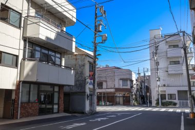 8 Aralık 2024 Olay yeri elektrik hatları ve hareketli bir şehrin tipik manzarasını içeriyor.