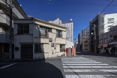 8 Aralık 2024 Olay yeri elektrik hatları ve hareketli bir şehrin tipik manzarasını içeriyor.