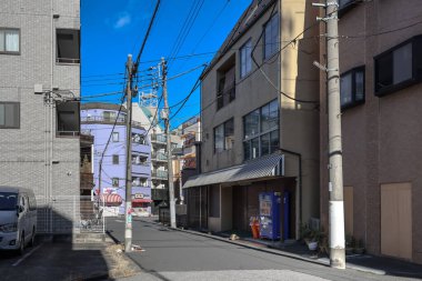 8 Aralık 2024 Olay yeri elektrik hatları ve hareketli bir şehrin tipik manzarasını içeriyor.