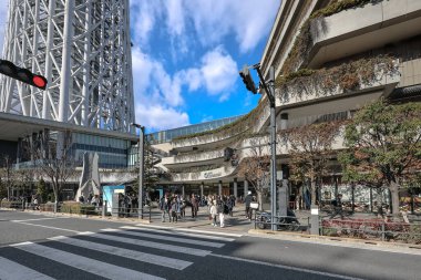 Tarihi bir gökdelen, mimari bir gezinti alanı içeren 8 Aralık 2024 kentsel alanı