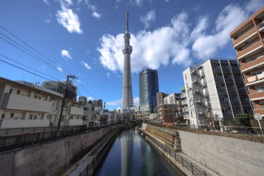 8 Aralık 2024 'te çağdaş bir şehir manzarası önemli bir kuleyi gösteriyor.