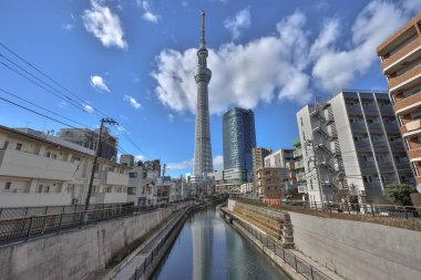 8 Aralık 2024 'te çağdaş bir şehir manzarası önemli bir kuleyi gösteriyor.