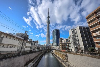 8 Aralık 2024 'te çağdaş bir şehir manzarası önemli bir kuleyi gösteriyor.