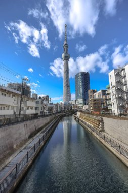 8 Aralık 2024 'te şehir siluetine hakim olan kule, aşağıda barışçıl bir kanala yansıyor.