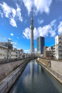 8 Aralık 2024 'te şehir siluetine hakim olan kule, aşağıda barışçıl bir kanala yansıyor.